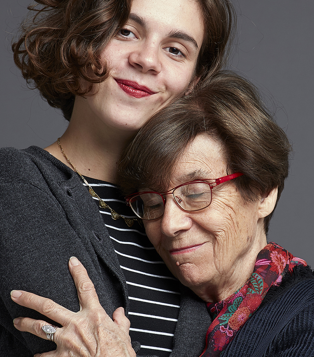Portrait couleur d'une Jeune Femme et sa Grand-mère by Bruno Ramain