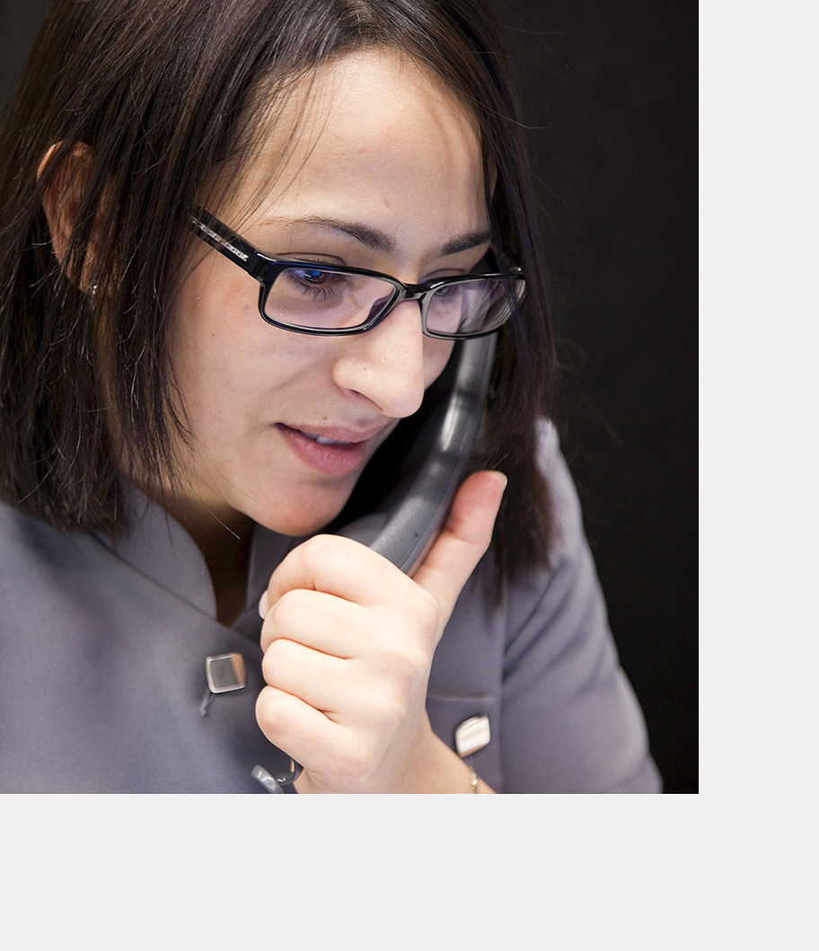 Portrait Secrétaire lunettes téléphone par Bruno Ramain